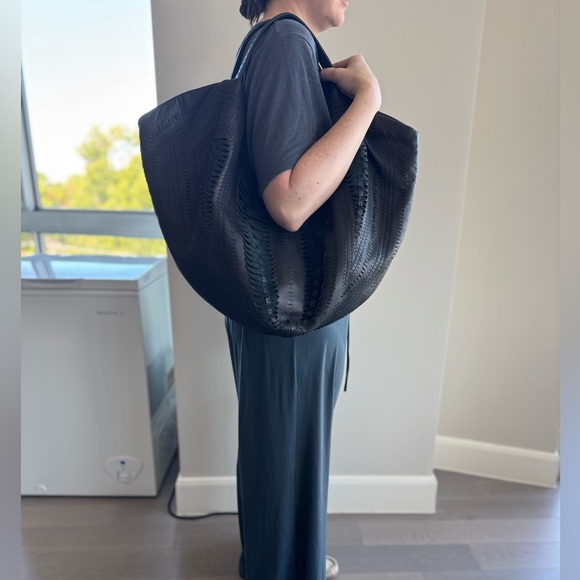 Elie Tahari 100% Leather Hobo Bag in Black NWOT - Picture 16 of 17